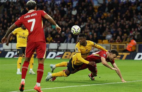 Wolves đấu với Liverpool