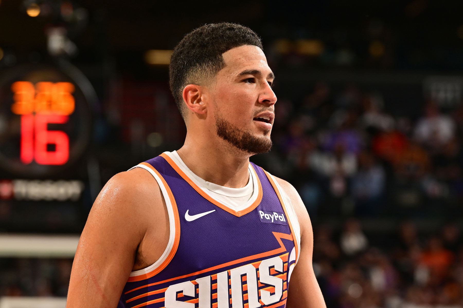 Trạng thái cạnh tranh đang nóng! Booker ghi được 16 điểm, 2 rebound và 3 kiến tạo ở 6/10 cú sút trong hiệp.
