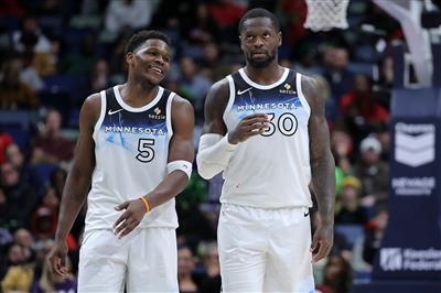 Timberwolves ghi được 10 quả ba điểm trong hiệp và vẫn bám sát diễn biến. Edwards và Randall cộng lại được 29 điểm.