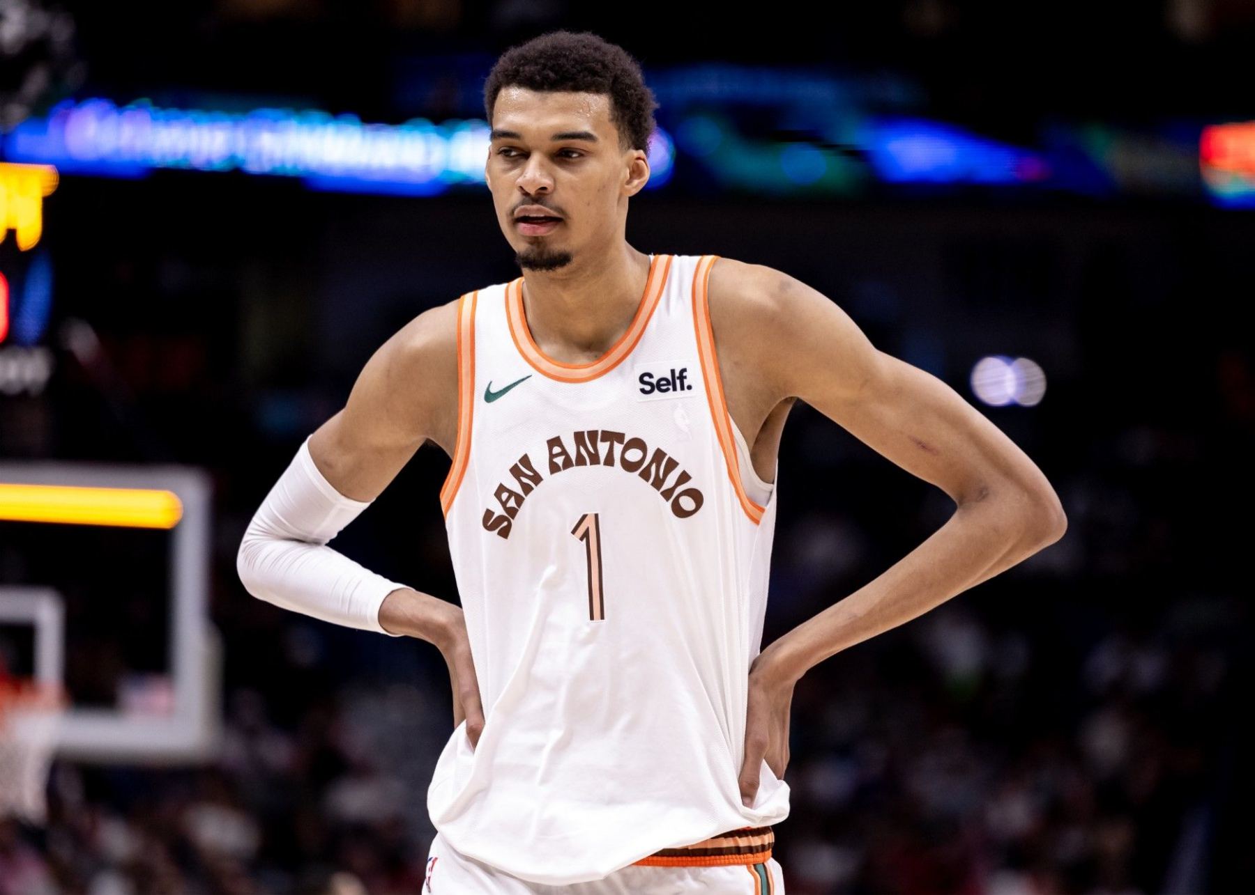 Anh ta đã bị nhắm đến nhiều lần tại hiện trường! Wenbanyama ghi được 7 điểm, 3/8 trong hiệp, 4 rebound và 3 vi phạm.