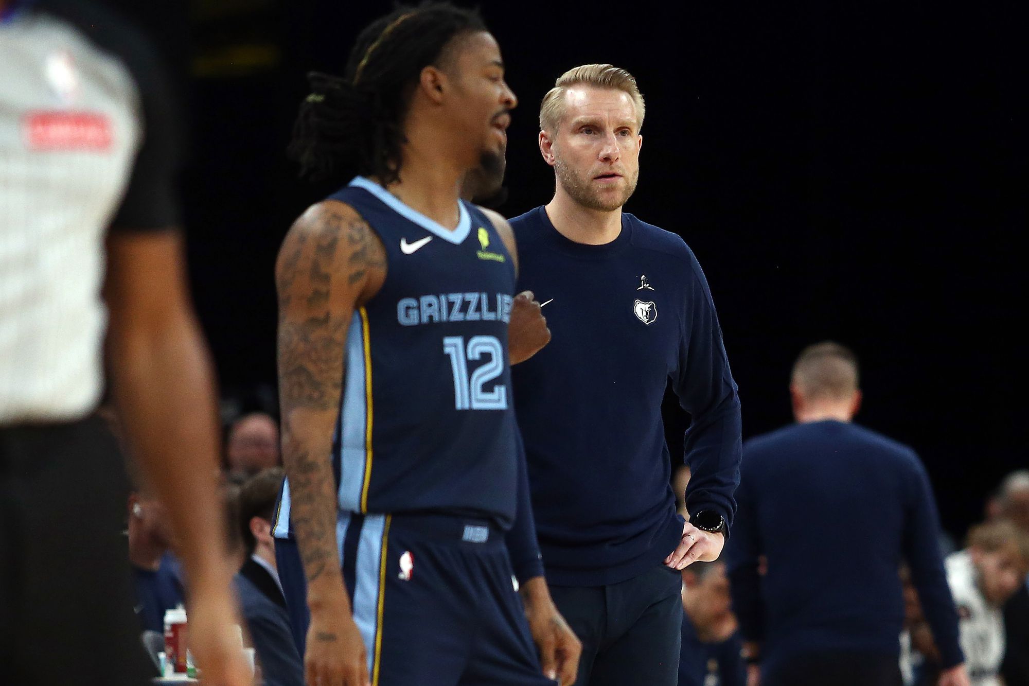 Truyền thông Mỹ: Morant gần như không liên lạc với HLV Isalo và luôn ở một mình khi gọi timeout