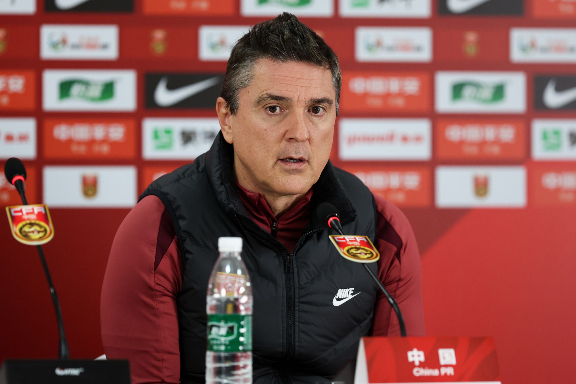 Antonio: Khi tôi phát hiện ra Bayholam, anh ấy vẫn đang chơi ở vị trí trung vệ; Tôi giữ các cầu thủ tránh xa những bình luận bên ngoài