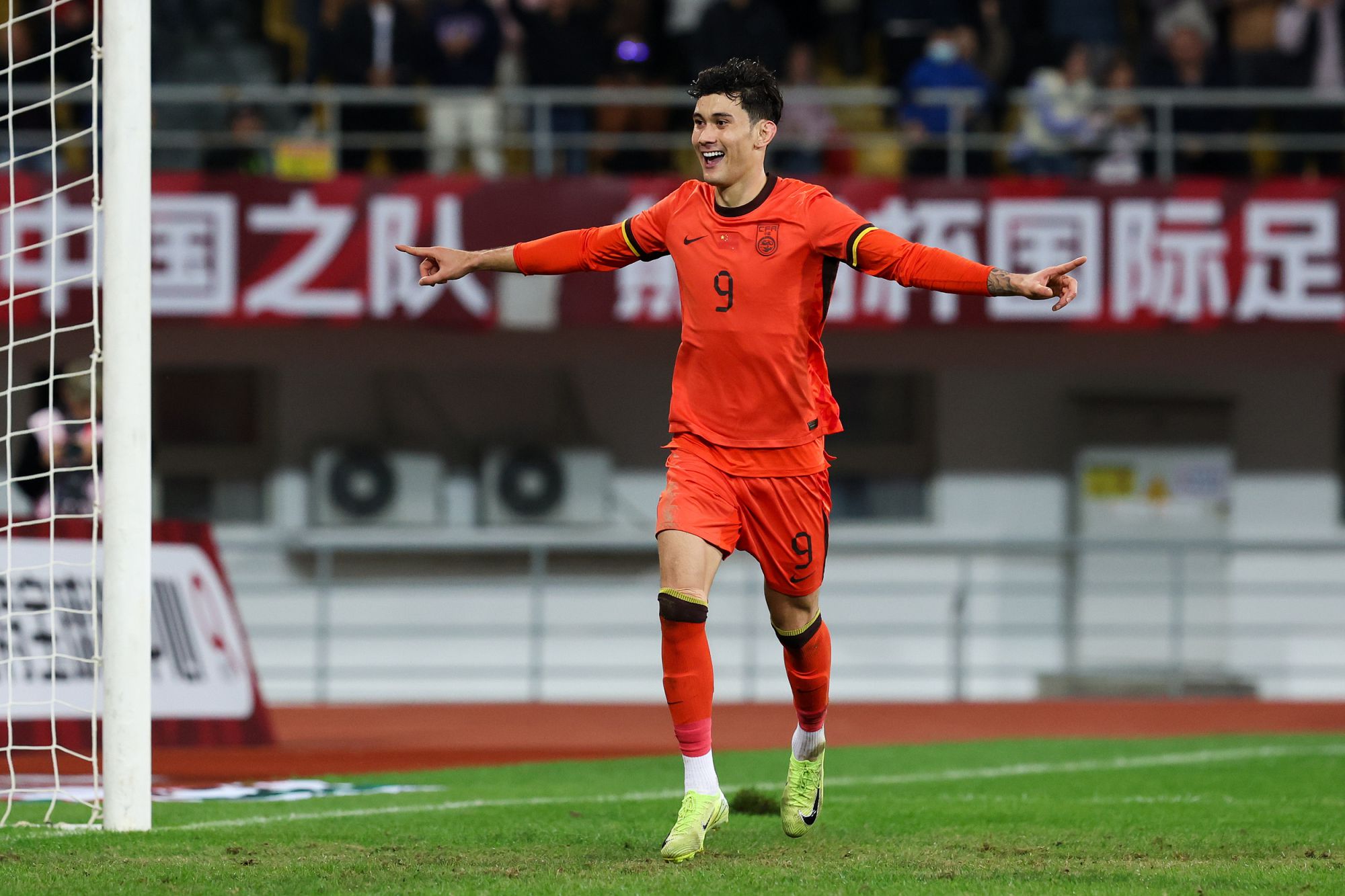 Bảng xếp hạng Panda Cup: 4 đội bằng nhau 3 điểm, đội tuyển Trung Quốc tạm đứng đầu nhờ lợi thế về hiệu số bàn thắng bại.