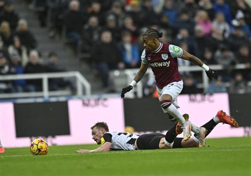 Newcastle United đấu với West Ham United