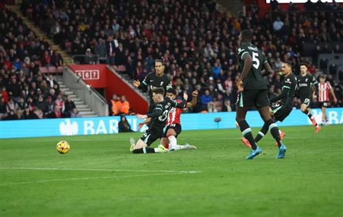 Southampton đấu với Liverpool