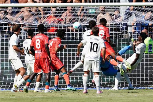 Cagliari đấu với Parma