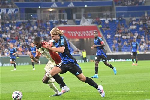 Lyon đấu với Strasbourg