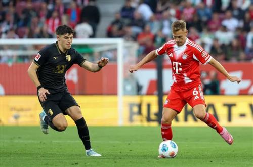 Augsburg đấu với Bayern Munich