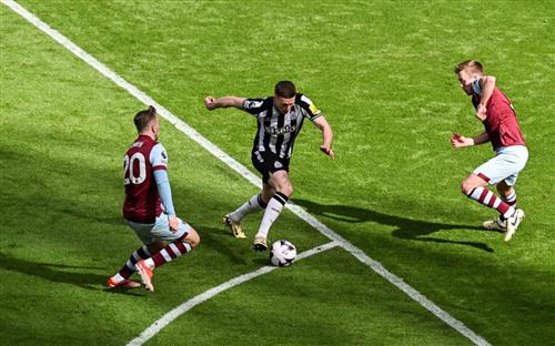 Newcastle United đấu với West Ham United