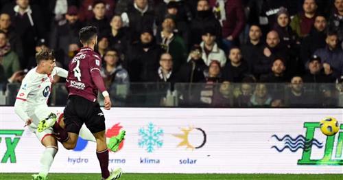 Salernitana đấu với Monza