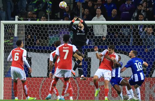 Porto đấu với Arsenal
