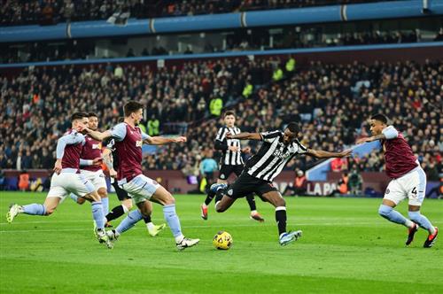 Aston Villa đấu với Newcastle United