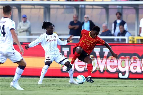 Lecce đấu với Bologna