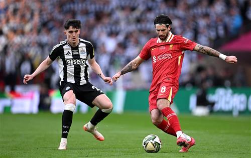 Newcastle United đấu với Liverpool
