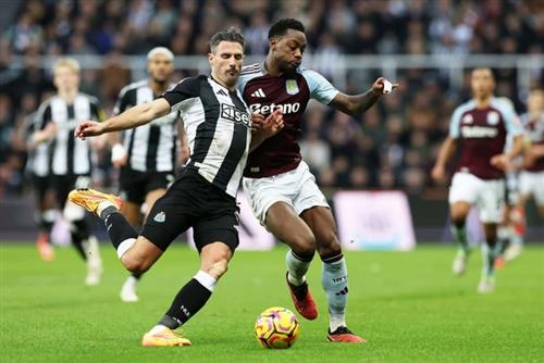 Newcastle United đấu với Aston Villa