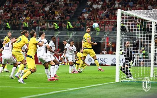 AC Milan đấu với Bologna