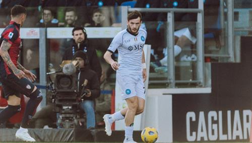 Cagliari đấu với Napoli