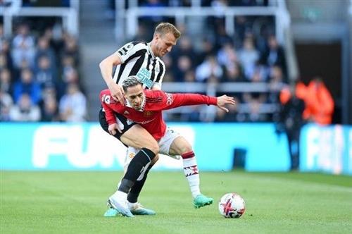 Manchester United đấu với Brentford