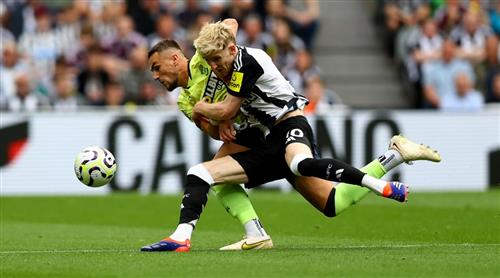 Newcastle United đấu với Southampton