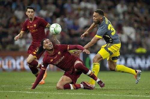Feyenoord đấu với Roma