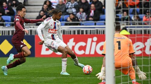 Lyon đấu với Grenoble