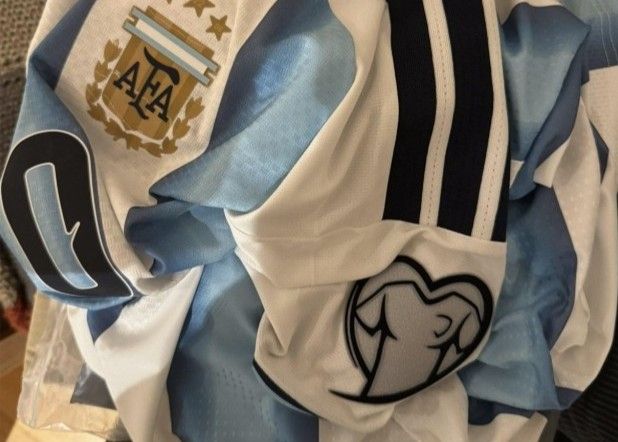 😂Thi đấu ở cúp châu Âu? Trang web chính thức của Adidas bán áo thi đấu của đội tuyển Argentina kèm băng tay vòng loại châu Âu