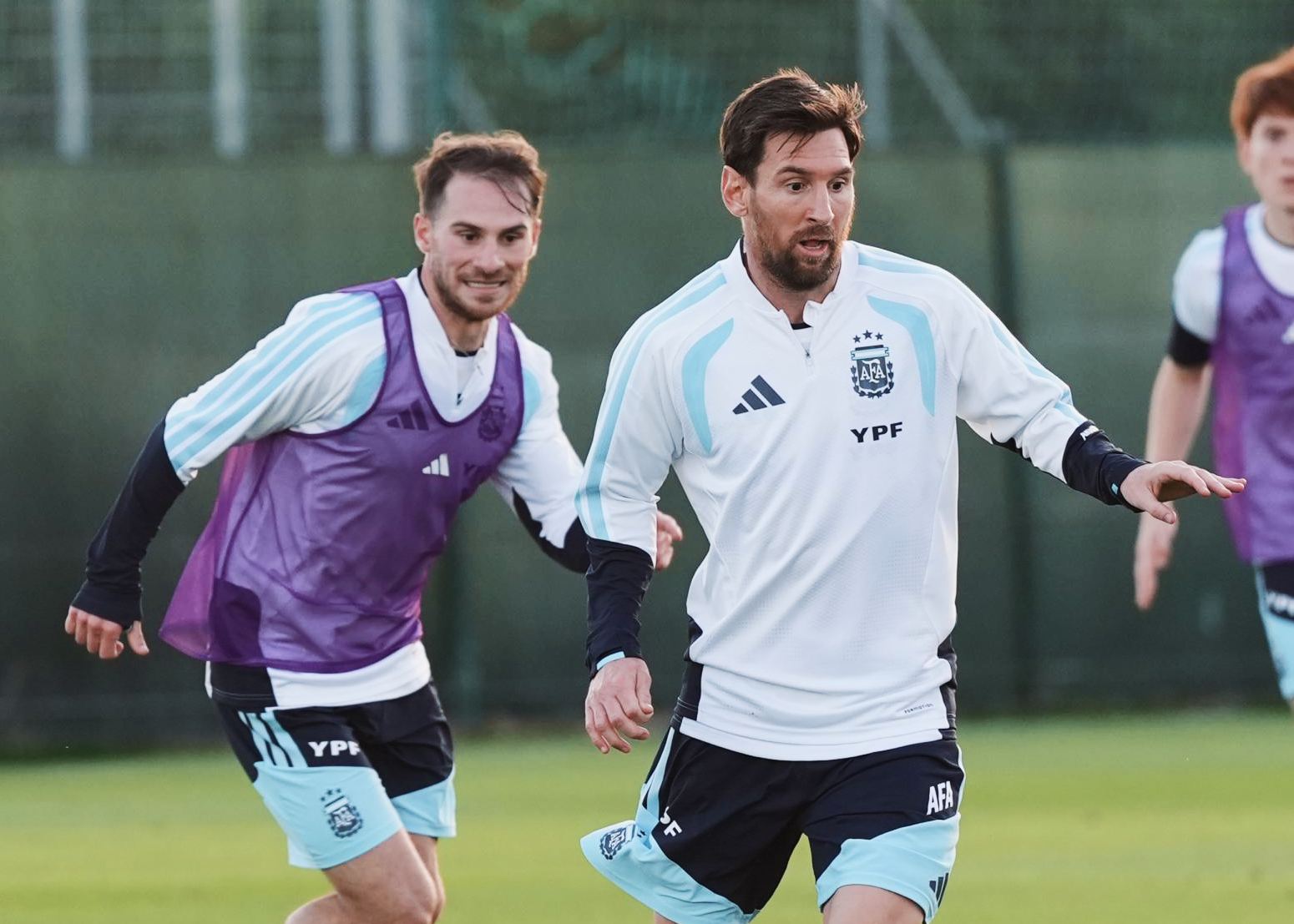 Tweet chính thức của Liverpool đăng ảnh Macca tập luyện đội tuyển quốc gia, Messi bị fan chế giễu vì có mặt trong ảnh