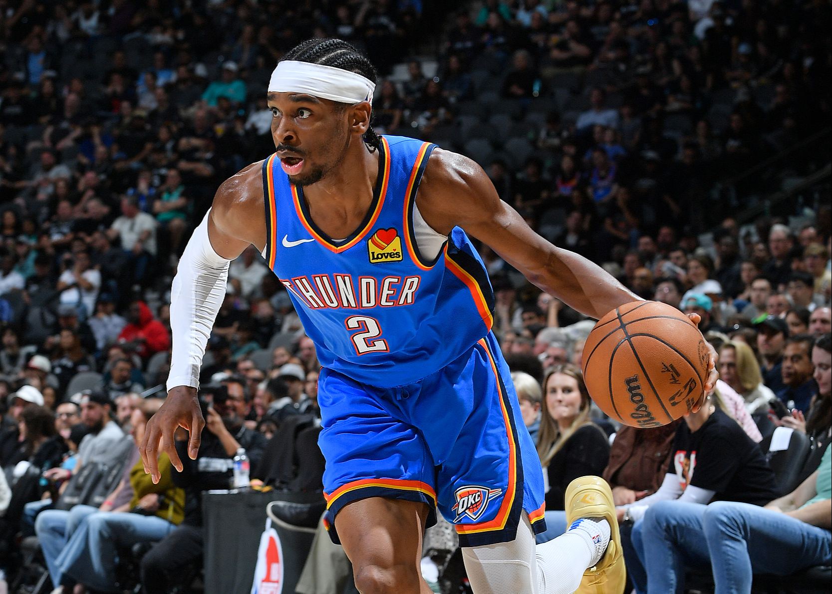 Cổ động viên đội nhà The Eagles la ó khắp nơi và Alexander chỉ được hưởng 1 quả ném phạt trong hiệp!