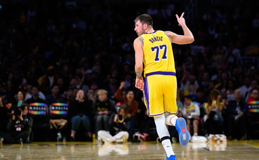 Doncic ghi 92 điểm trong hai trận đầu tiên, trở thành cầu thủ đầu tiên trong lịch sử ghi được 40+10+5 trong hai trận liên tiếp.