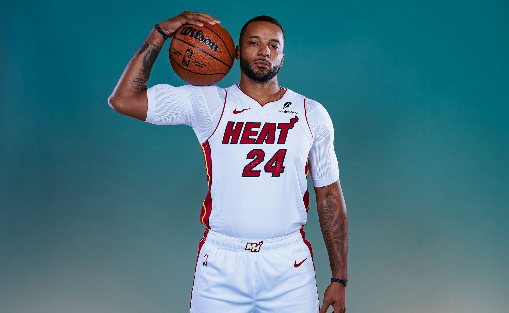 Kiểm soát bóng nóng! Powell ghi được 17 điểm từ 4 trong số 5 quả ba điểm trong hiệp đấu