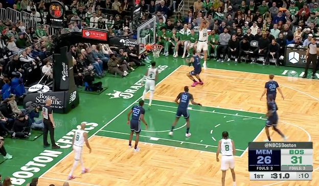 Celtics đã đạt được 6 quả ba điểm trong quý đầu tiên và Trắng ghi được 10 điểm chỉ trong một hiệp đấu.