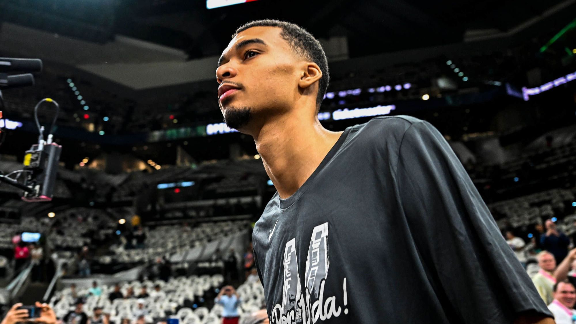 Wenbanyama ghi được 10 điểm và có được 1 rebound trong hiệp một, thiết lập mức thấp mới về số rebound trong nửa đầu mùa giải.