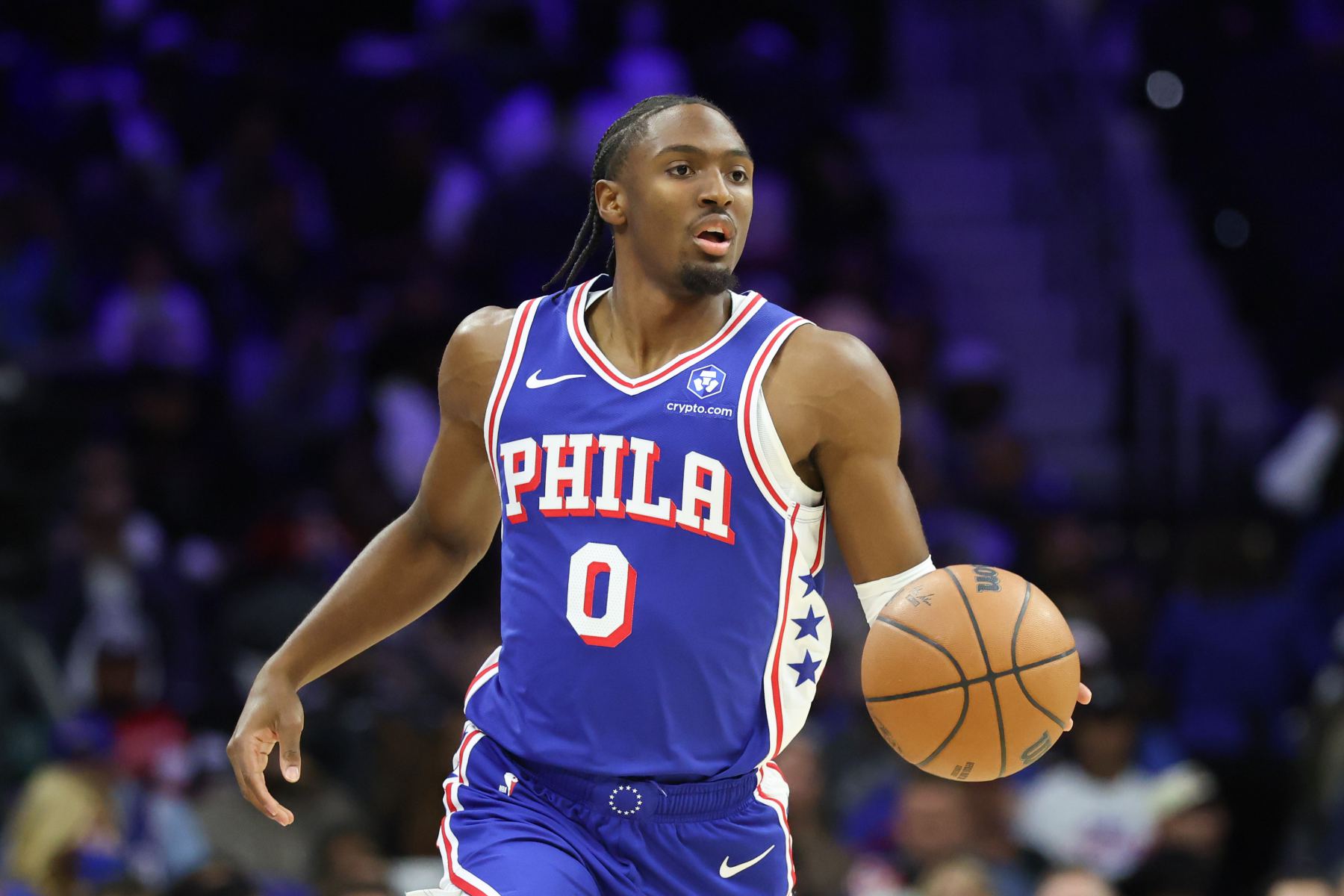 Không dễ để ghi điểm! Maxey ghi được 12 điểm khi bắn 4/13 trong hiệp đấu, trong khi Edgecombe ghi được 13 điểm.