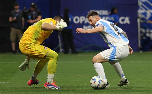 Argentina đấu với Canada