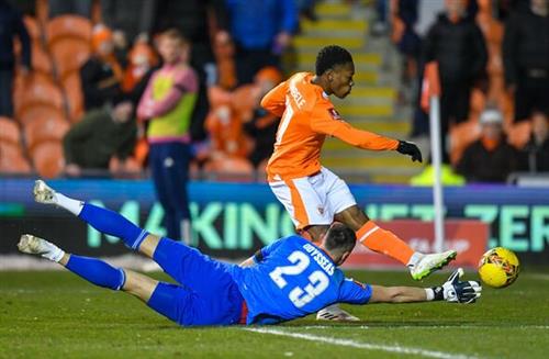 Blackpool đấu với Nottingham Forest
