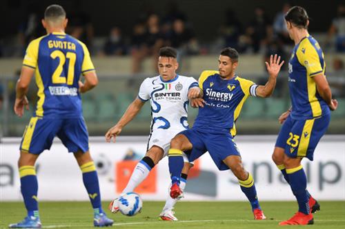 Verona đấu với Salernitana
