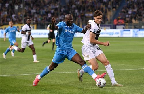 Parma đấu với Napoli